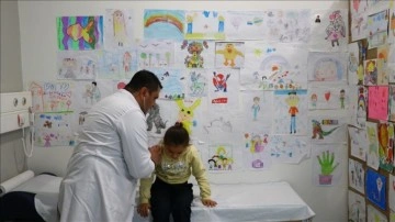 Tedavi ettiği çocukların çizdiği resimler hastanedeki odasının duvarlarını süslüyor