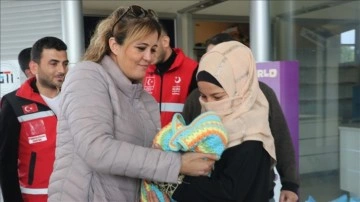 Tedavi gördükleri Türkiye'de depreme yakalanan Suriyeli 6 bebek sınırda annelerine kavuştu