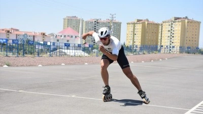 Tekerlekli Paten Milli Takımı sporcusu Umut Bağdaş g&uuml;c&uuml;n&uuml; milli formadan alıyor