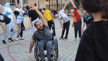 Tekerlekli sandalyedeki milli sporcu azmiyle beden eğitimi öğretmeni oldu