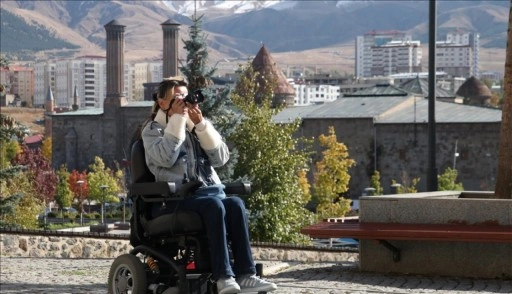 Tekerlekli sandalyesiyle Erzurum'un soğuğunda hayatı fotoğraflıyor