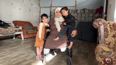 Tekerlekli sandalyeye mahkum Filistinli nine, yetim kalan torunlarına bakmaya &ccedil;alışıyor