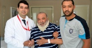 Tekerlekli sandalyeyle geldiği Türkiye’den yürüyerek ayrıldı