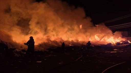 Tekirdağ'da atık toplama merkezinde çıkan yangına müdahale ediliyor
