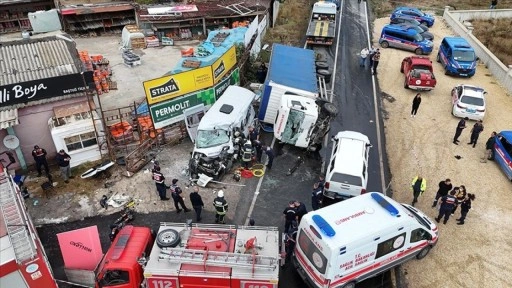 Tekirdağ'da işçi servisiyle kamyonun çarpıştığı kazada 3 kişi hayatını kaybetti, 7 kişi yaralan