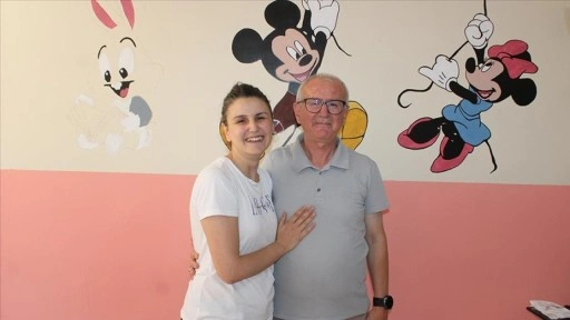 Tekirdağ’da öğretmen baba ve kızı çalıştıkları ilkokulun duvarlarını renklendirdi