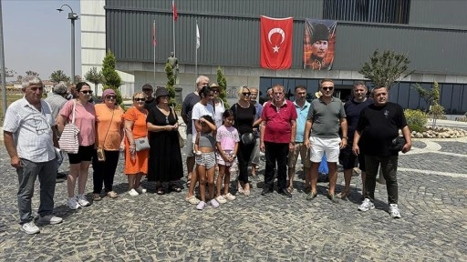Tekirdağ'da su sorunu yaşayan vatandaşlar Büyükşehir Belediyesi önünde eylem yaptı