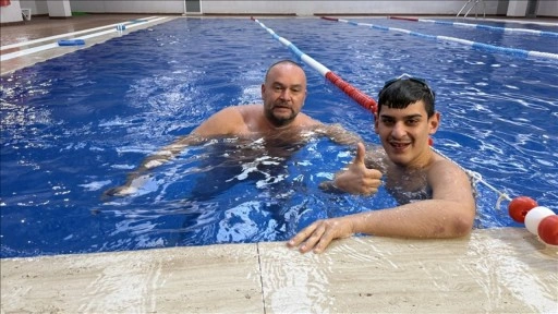 Tekirdağ'da yaşayan özel gereksinimli Deniz, yüzerek sosyalleşiyor