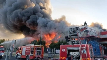 Tekirdağ'da fabrikada çıkan yangına müdahale ediliyor