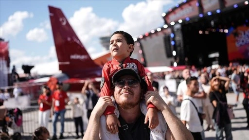 TEKNOFEST'e her yaş grubundan teknoloji tutkunları yoğun ilgi gösteriyor