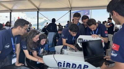 TEKNOFEST Mavi Vatan'da gen&ccedil;lerin insansız deniz ara&ccedil;ları j&uuml;ri karşısında