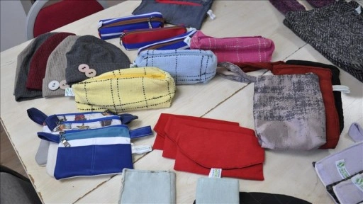 Tekstil atıkları gönüllü kadınların elinde çanta, bere ve kalem kutusuna dönüşüyor