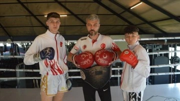 Tekvando ve kick boks şampiyonu baba, oğullarını organizasyonlara hazırlıyor