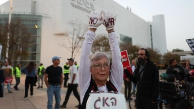 Tel Aviv'de İsrailli bir grup savaş karşıtı protesto d&uuml;zenledi