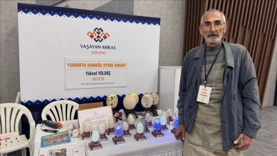 Televizyondan g&ouml;rerek başladığı yumurta kabuğu oyma sanatını T&uuml;rkiye'ye tanıtıyor