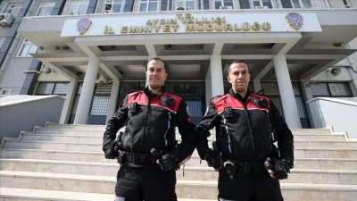 Telsiz sesleriyle b&uuml;y&uuml;yen ikiz polisler babalarının izinde omuz omuza g&ouml;rev yapıyor