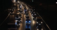 TEM Otoyolu Düzce kesiminde gece saatlerinde trafik durarak ilerliyor