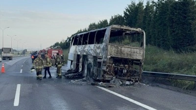 TEM Otoyolu'nda otob&uuml;ste &ccedil;ıkan yangın s&ouml;nd&uuml;r&uuml;ld&uuml;