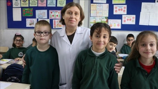 Temizlik g&ouml;revlisini alkışlarla karşılayan okulda fair play &ouml;d&uuml;l&uuml; sevinci