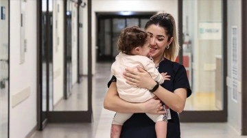 Terkedilen Galya bebek aylar sonra hastaneden 'yuvaya' uğurlandı