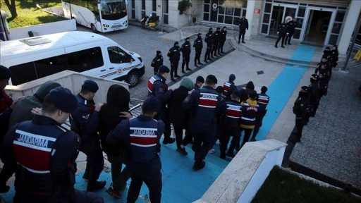 Ter&ouml;r &ouml;rg&uuml;t&uuml; DEAŞ'a y&ouml;nelik Muğla merkezli operasyonda yakalanan 18 ş&uuml;pheli adliyede