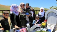 Terör örgütü PKK&#039;nın katlettiği babasının mezarı başında buruk doğum günü