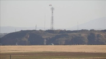 Terör örgütü YPG/PKK, Tel Rıfat'ta kendini rejim bayrağıyla kamufle etmeye çalışıyor