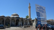 Teröristlerin ateşe verdiği tarihi camide restorasyon