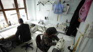 Terzi karı koca sağlık çalışanlarına ücretsiz maske üretiyor