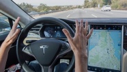 Tesla, otopilot ile kaza riskini düşürüyor!