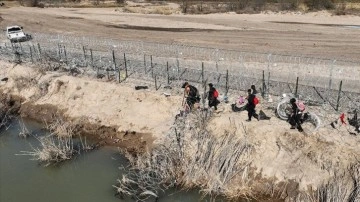 Texas'ın Meksika sınırına aldığı önlemler, ABD'ye geçmeye çalışan düzensiz göçmenleri durd