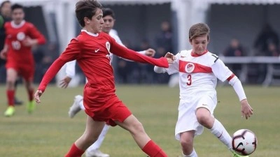 TFF, 18 yaşından k&uuml;&ccedil;&uuml;k futbolcular i&ccedil;in talimatta değişikliğe gitti