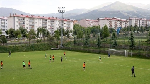 TFF'nin ilk defa uyguladığı kursla eğitim alan futbolcular, Palandöken'de antrenörlüğe haz