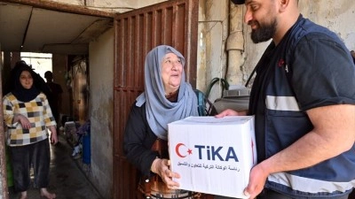 TİKA, İsrail saldırıları nedeniyle Beyrut'ta yerinden edilen ailelere insani yardım dağıttı