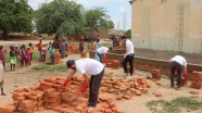 TİKA'nın gönüllü elçileri Çad'da cami tadilat çalışmalarına katıldı