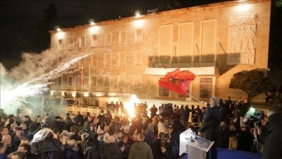 Tiran'da h&uuml;k&uuml;met karşıtı g&ouml;sterilerde, Başbakanlık binasına molotofkokteyli saldırısı