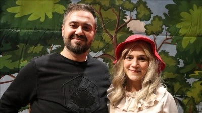 Tiyatrocu &ccedil;ift &ccedil;ocukların hayal d&uuml;nyasına dokunmak i&ccedil;in sahnede