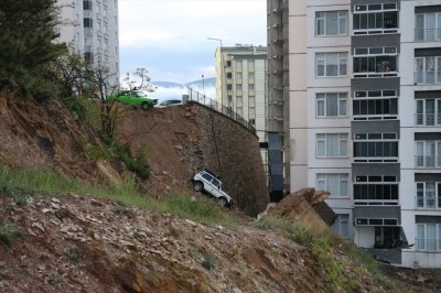 Tokat'ta bir sitenin istinat duvarı &ccedil;&ouml;kt&uuml;