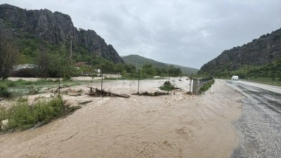 Tokat'ta derenin taşması sonucu ev ve arazileri su bastı