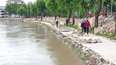 Tokat'ta taşkın riski bulunan Turhal'daki bir okul ile bir k&ouml;yden taşımalı eğitime 2 g&uuml;n ara verildi