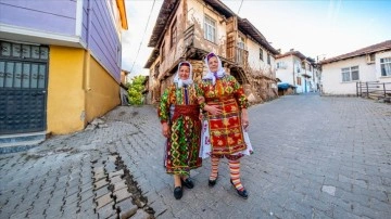 Tokatlı kadınlar geleneksel kıyafetlerini sonraki nesillere aktarıyor