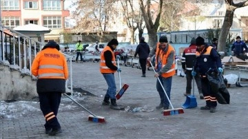 Tokatlı temizlik işçileri deprem bölgesi Gölbaşı'nda temizlik çalışması yürütüyor