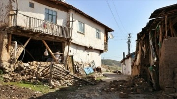 Tokat'ta deprem nedeniyle evi ağır hasar görenler konteynere yerleşmeye başladı