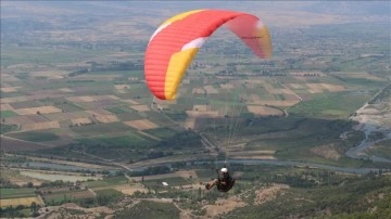 Tokat'ta yamaç paraşütü yarışları başladı