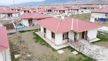 TOKİ'nin Erzincan'da inşa ettiği tek katlı köy evlerinde güvenle oturuyorlar