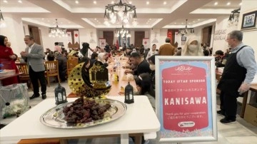 Tokyo Camisi'ne randevu alarak gelen Japonlar toplu iftarlara katılıyor