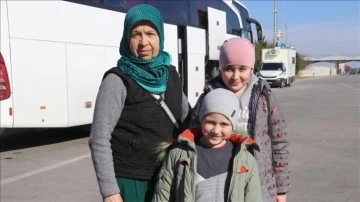 Torunlarıyla savaştan kaçan Azerbaycanlı kadın Türkiye'ye ulaşmanın mutluluğunu yaşıyor