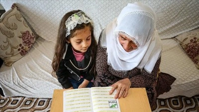 Torunu sayesinde 70 yaşında okuma yazma &ouml;ğreniyor