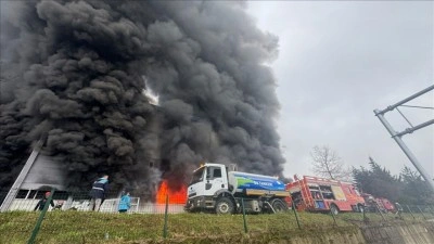 Trabzon'da fındık fabrikasının deposunda &ccedil;ıkan yangına m&uuml;dahale ediliyor