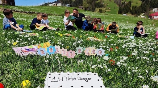 Trabzon'da ilkokul 1. sınıf öğrencileri yayla çiçekleri arasında kitap okudu